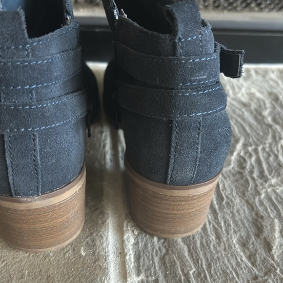 Booties: Sonoma Size 7 Medium,Navy
Almost New - Picture 2 of 4